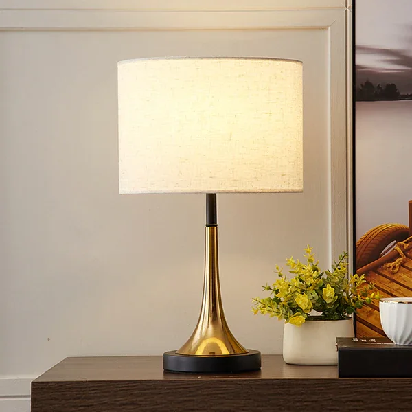 Modern Decorative Iron Body Bedside Table Lamp
